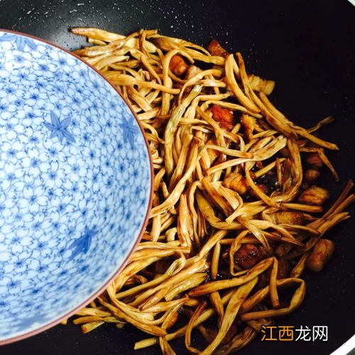 金针花菜的功效与作用及禁忌是什么 金针菜是什么菜