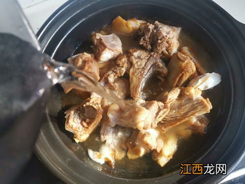 炖羊肉汤放什么药材好 羊肉汤加什么药材滋补