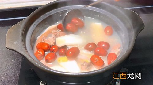 鸽子和什么一起煲汤好 煮鸽子汤跟什么一起煲比较好