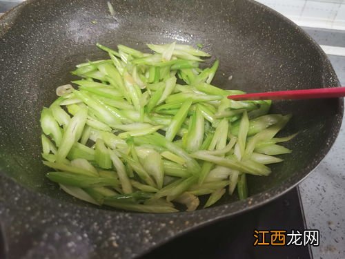 芹菜可以炒什么菜好吃 芹菜配什么菜好吃