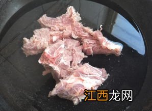 例假期间排骨汤里放什么食材好 经期吃排骨炖什么汤好