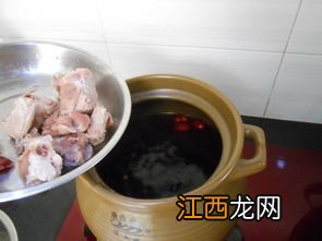 例假期间排骨汤里放什么食材好 经期吃排骨炖什么汤好