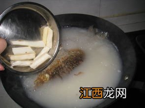 鲫鱼汤里放什么菜好吃 鲫鱼汤加什么菜好吃有营养