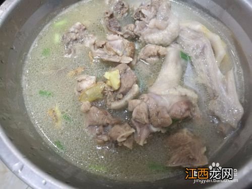 鸭肉怎么做清淡又好吃 鸭子汤放什么食材好吃