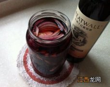 红酒里面放洋葱起什么作用 红酒配洋葱吃有什么功效