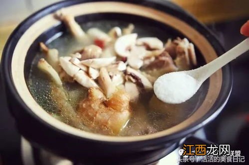鸽子炖什么吃了不上火还有营养 鸽子汤怎么炖补气血不上火窍门