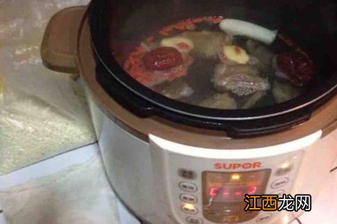 鸽子炖什么吃了不上火还有营养 鸽子汤怎么炖补气血不上火窍门