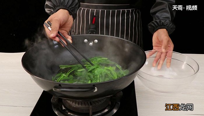 凉拌果仁菠菜的做法 果仁菠菜怎么做