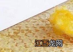 蜂巢蜜怎么吃 蜂巢蜜怎么吃着像蜡