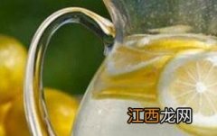 柠檬片泡水的功效 柠檬片泡水的功效和作用