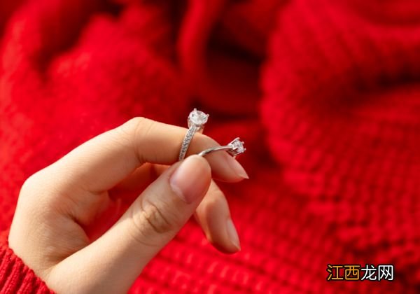 戒指挂在脖子上的含义 戒指挂在脖子上有什么意思吗