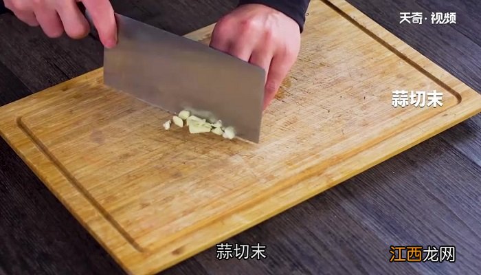 炖小鱼贴饼子的家常做法 炖小鱼贴饼子怎么做