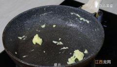 蒜香鸡蛋炒米饭制作 米饭炒鸡蛋做法