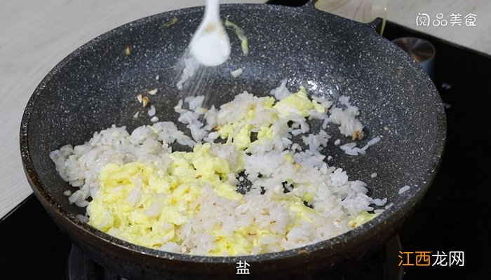 蒜香鸡蛋炒米饭制作 米饭炒鸡蛋做法