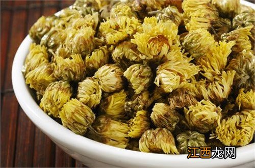 菊花茶提高视力,促进健康,但是要注意这几点。