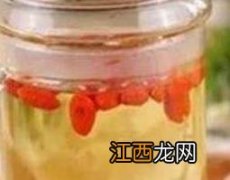 枸杞子泡水喝的功效 枸杞子泡水喝的功效与禁忌