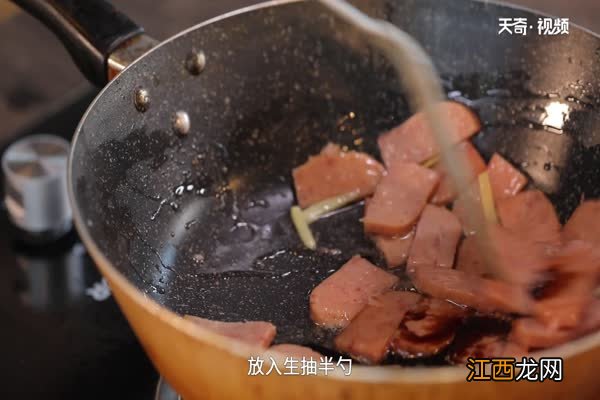 蒜苗炒午餐肉的做法 蒜薹炒午餐肉的做法