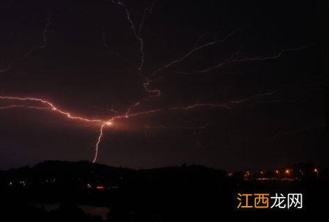 雷电放电具有什么特点 雷电放电具有什么特点?A. 电流大,电压高