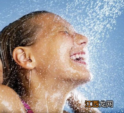 ?炎热夏季女人冷水洗澡更易惹上妇科病