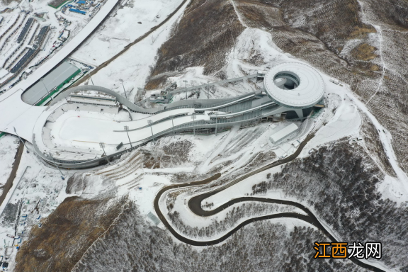 挑战极限！北京冬奥会跳台滑雪中心我国首台变角度斜行电梯通过验收！