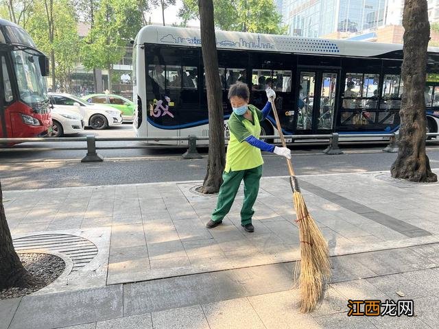 环卫工人扫地图片大全 环卫工人扫地图片