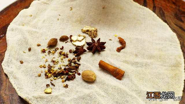 鸡胸肉的热量是多少 鸡胸肉的热量