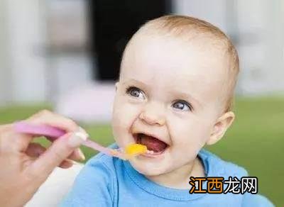 老人说宝宝长牙早不好 老一辈说宝宝太早长牙大凶