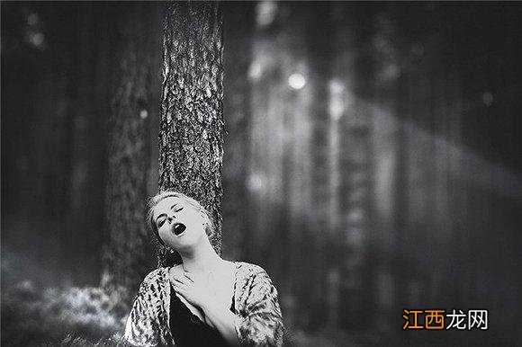 女人潮喷喷水图片