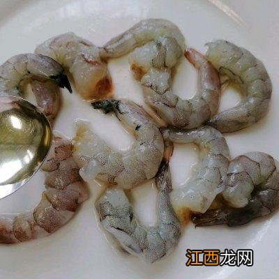 油爆大虾怎么做 葱爆虾的做法