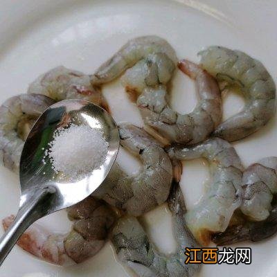 油爆大虾怎么做 葱爆虾的做法