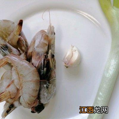 油爆大虾怎么做 葱爆虾的做法