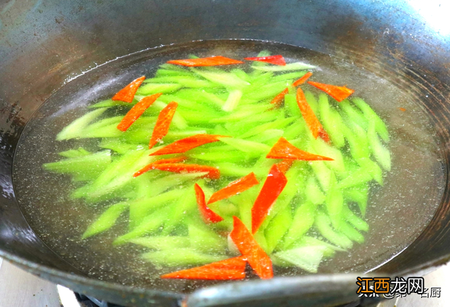 肉炒芹菜的做法 芹菜炒什么配菜好吃