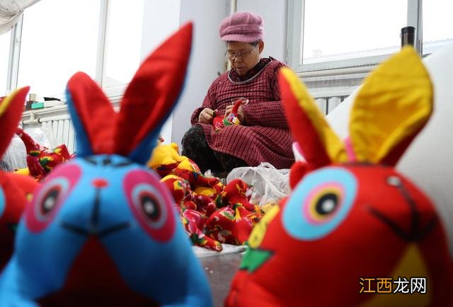 利用废旧物品做小手工 废物利用小手工