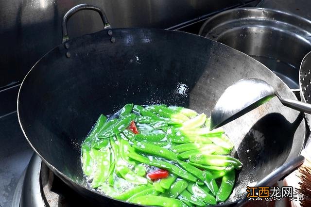 荷兰豆怎么炒又绿又脆 荷兰豆要焯水吗