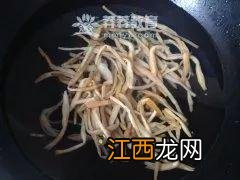 黄花菜怎么吃下奶效果好 黄花菜怎么吃下奶