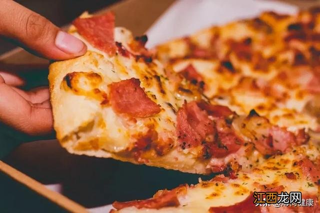 一块披萨的热量相当于几碗饭 一块披萨的热量