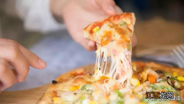 一块披萨的热量相当于几碗饭 一块披萨的热量