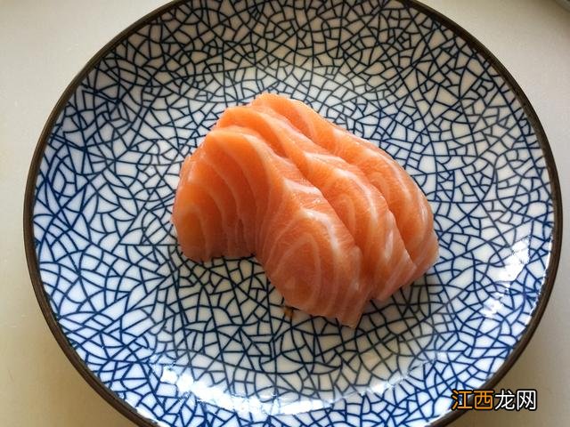 虹鳟鱼和三文鱼的区别哪个贵 虹鳟鱼和三文鱼的区别