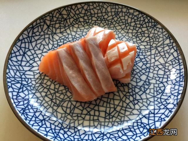 虹鳟鱼和三文鱼的区别哪个贵 虹鳟鱼和三文鱼的区别