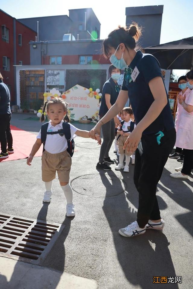 儿歌爸爸妈妈去上班我去幼儿园 我去幼儿园