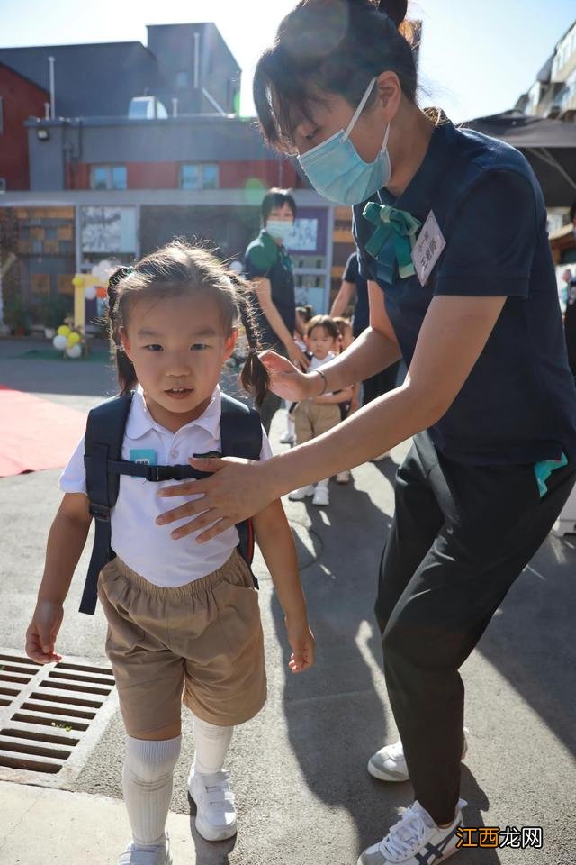 我去幼儿园,爸爸妈妈去上班的歌名叫什么? 我去幼儿园