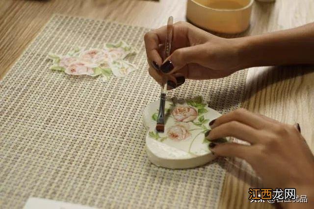 长方形餐巾纸折玫瑰花 餐巾纸折玫瑰花