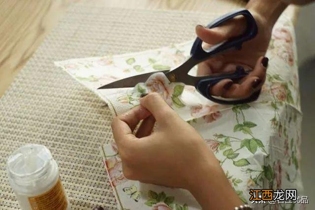 长方形餐巾纸折玫瑰花 餐巾纸折玫瑰花