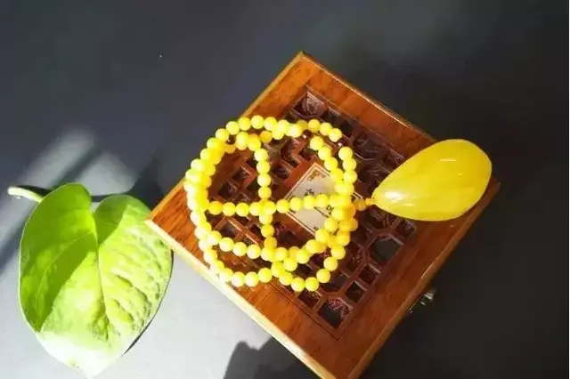 琥珀和蜜蜡哪种好 琥珀和蜜蜡