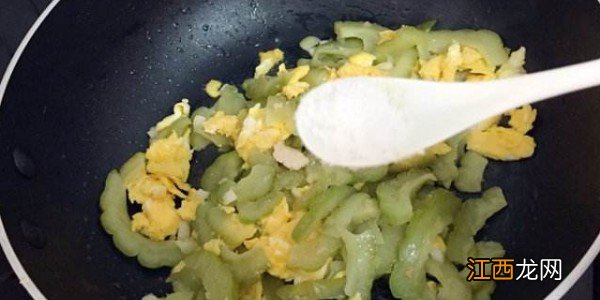 苦瓜炒蛋怎么做 苦瓜炒蛋怎么做好吃又不苦还有营养