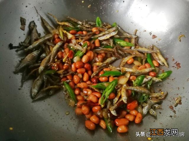 吃起来上瘾的香辣小鱼干 香辣小鱼干的做法湖南