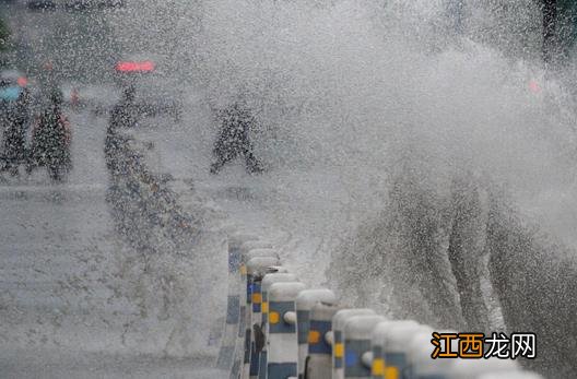 暴雨内涝行人如何保人身安全？下雨天注意事项