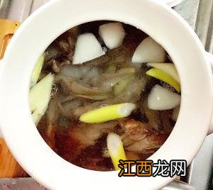 鸭架草菇汤的正宗做法 鸭架草菇汤