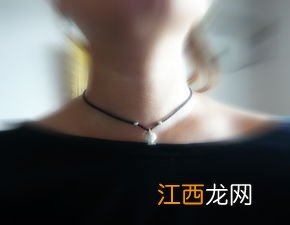 戒指带到脖子上是什么意思