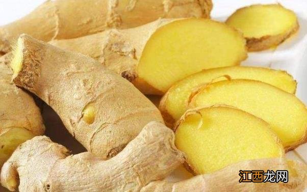 生姜放久了失去水分干巴巴的,这样保存,可以吃一年新鲜生姜